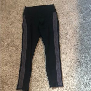 💰 3/$25 Fabletics S black cropped leggings NWT